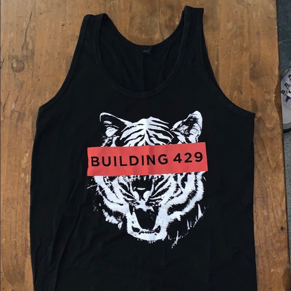 Building 429 black tee size Small